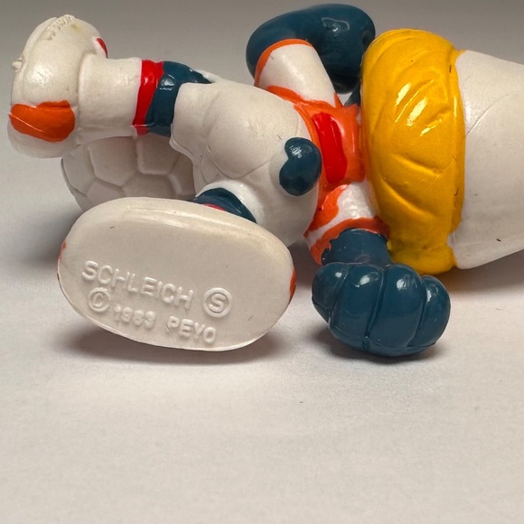 Vintage Soccer Smurfette Schleich 1989 Hong Kong Football Smurf PVC Figure - Picture 9 of 10